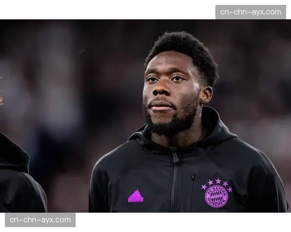 官方确认：拜仁后卫于帕梅卡诺伤退，德里赫特替补登场
