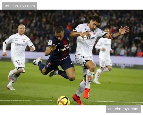 里尔2-0客胜克莱蒙，高效反击战术助其紧追榜首