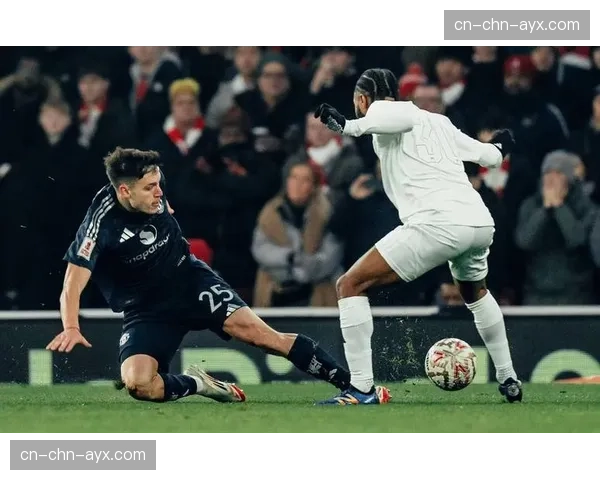 赛前训练开放日，曼联教练组重点演练高位逼抢与回追节奏